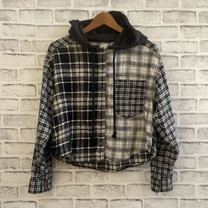Women’s American Eagle black and white distressed plaid crop hoodie flannel Sm